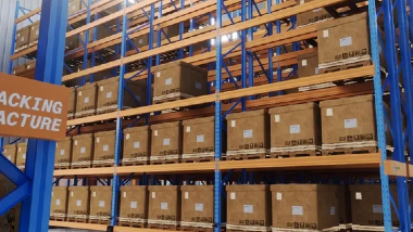 غير مطروق مقابل. الأرفف المتنقلة القائمة على المسار: ما هو النظام المناسب لمستودعك؟